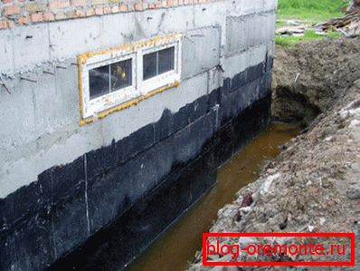 Motivul pentru tratarea pereților de beton cu apă respingător este evident. Motivul pentru tratarea pereților de beton cu apă respingător este evident.