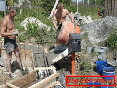 Utilizarea mixerelor de beton accelerează uneori procesul. Utilizarea mixerelor de beton accelerează uneori procesul.