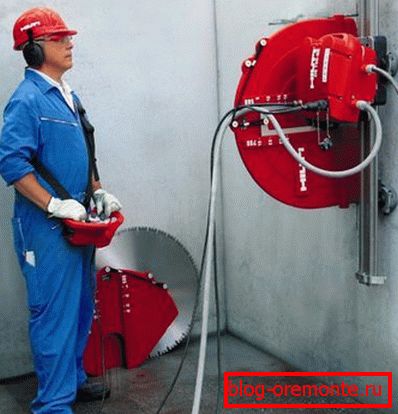Tăierea unui perete de beton cu un disc diamantat Tăierea unui perete de beton cu un disc diamantat