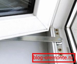 ajustarea unei uși de balcon din plastic