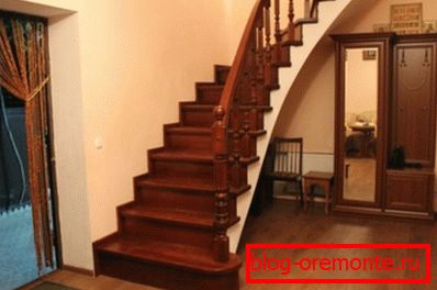 Cea mai ecologică modalitate de amenajare a structurii - trepte de lemn (acestea pot fi cumpărate la comandă) Cea mai ecologică modalitate de amenajare a structurii - trepte de lemn (acestea pot fi cumpărate la comandă)