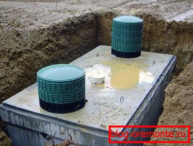Rezervor septic monolit din beton înainte de umplerea groapă. Rezervor septic monolit din beton înainte de umplerea groapă.