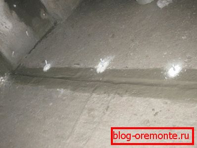 Cusătură în șapă, umplută cu etanșant și acoperită cu mortar de ciment Cusătură în șapă, umplută cu etanșant și acoperită cu mortar de ciment