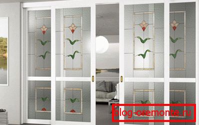 Uși de plastic pliabile cu geamuri decorative Uși de plastic pliabile cu geamuri decorative