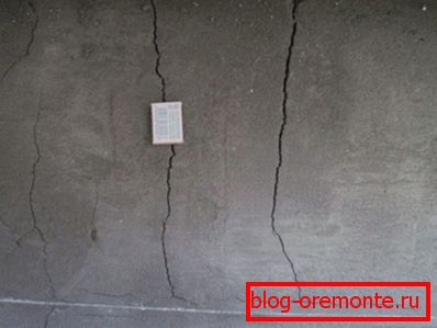 Ductilitatea slabă a stratului de ciment duce la fisuri Ductilitatea slabă a stratului de ciment duce la fisuri