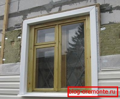 În afară, fațada de beton gazos poate fi tavită cu siding. În afară, fațada de beton gazos poate fi tavită cu siding.