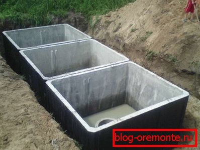 Construcția unui rezervor septic de beton cu trei camere. Construcția unui rezervor septic de beton cu trei camere.