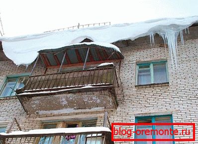 Icicle și zăpadă pe acoperiș