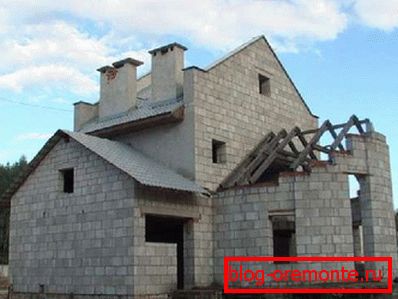 Clădirile din blocuri nu se pot lăuda cu aspectul original, dar există o masă de materiale pentru decorarea ulterioară Clădirile din blocuri nu se pot lăuda cu aspectul original, dar există o masă de materiale pentru decorarea ulterioară