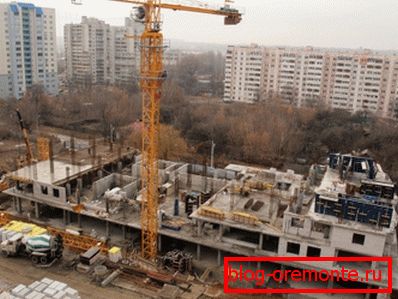 Construcția instalației folosind structuri din beton pentru a separa podelele Construcția instalației folosind structuri din beton pentru a separa podelele