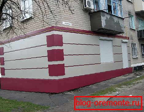 Biroul aflat în construcție este acoperit cu panouri Alucobond.
