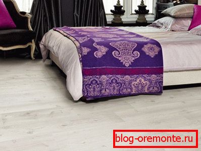 Lumina laminată este bună în contrast cu elementele întunecate din interior.