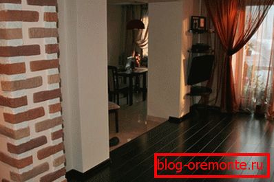 Parchet laminat în pardoseală din zona de living.