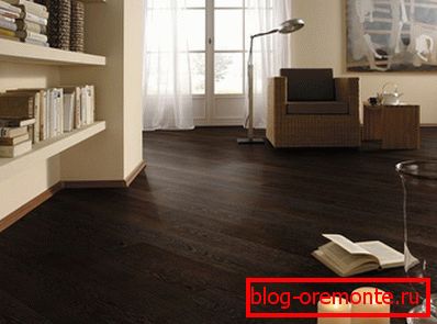 Natura umedă a interiorului combinată cu un laminat întunecat