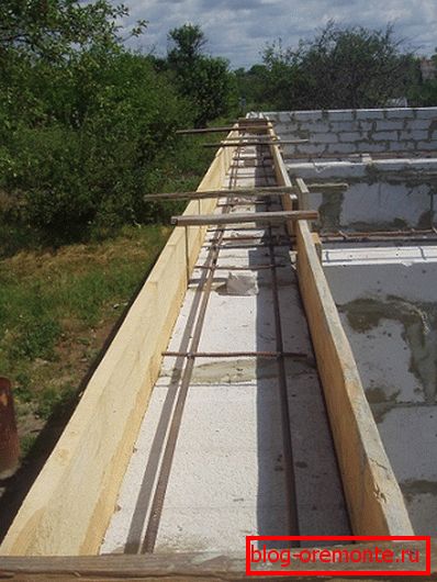 Producția tipică de centuri de armare utilizând cofraje din lemn Producția tipică de centuri de armare utilizând cofraje din lemn
