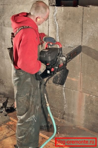 Ferăstrăul pentru beton vă permite să tăiați produse din beton și structuri monolitice. Ferăstrăul pentru beton vă permite să tăiați produse din beton și structuri monolitice.