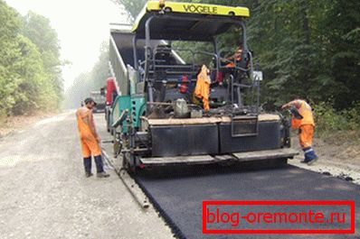 Montarea asfaltului folosind echipamente speciale. Montarea asfaltului folosind echipamente speciale.