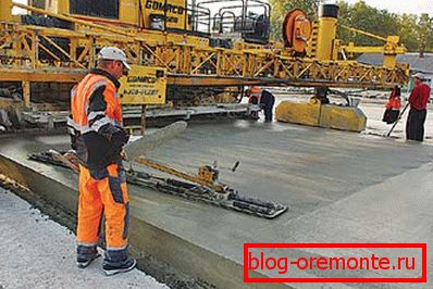 Betonul este așezat folosind echipamente speciale de construcție a drumurilor. Betonul este așezat folosind echipamente speciale de construcție a drumurilor.