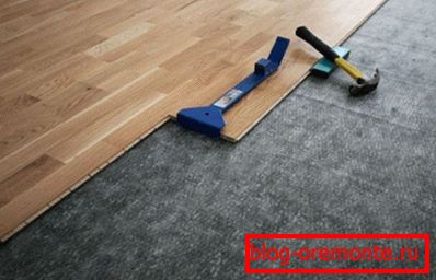 Montarea laminatului pe beton în plină desfășurare Montarea laminatului pe beton în plină desfășurare