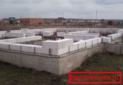 Plasarea primului rând de blocuri Plasarea primului rând de blocuri