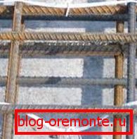 Montarea balamalelor pe colivia de armare metalică. fotografie Montarea balamalelor pe colivia de armare metalică. fotografie