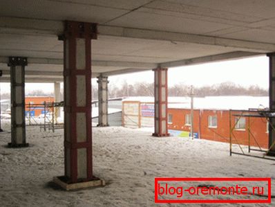 Armarea coloanelor din beton armat cu suporturi de oțel mărește capacitatea lor de rulare. Armarea coloanelor din beton armat cu suporturi de oțel mărește capacitatea lor de rulare.