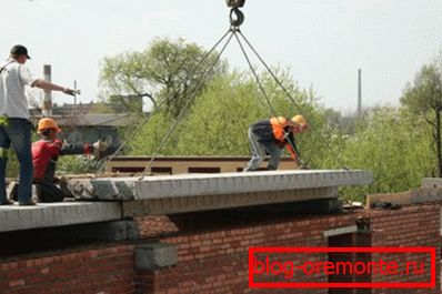 Montarea plăcii de pardoseală cu macaraua Montarea plăcii de pardoseală cu macaraua