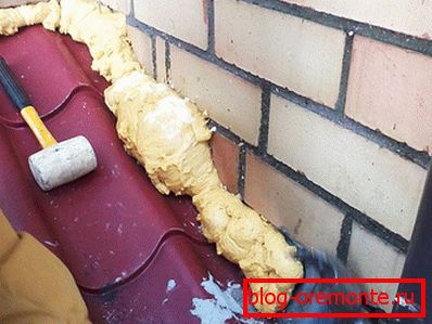 Eliminarea scurgerilor în locurile unde se învecinează țiglă metalică