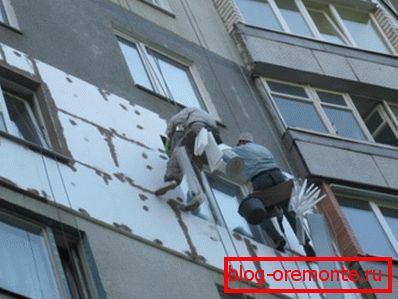 Încălzirea unei clădiri de apartamente înalte, cu implicarea unor alpiniști industriali. Încălzirea unei clădiri de apartamente înalte, cu implicarea unor alpiniști industriali.