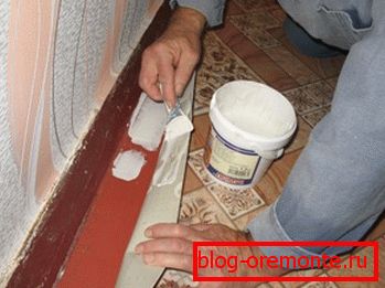 În încăperi mici, este suficient să fixați pânza la margini. În încăperi mici, este suficient să fixați pânza la margini.