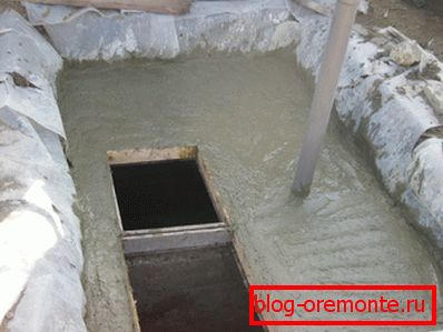 Umplerea plafonului monolit cu trape de inspecție și conductă de ventilație. Umplerea plafonului monolit cu trape de inspecție și conductă de ventilație.