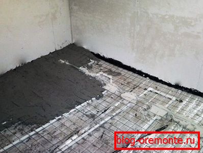 Umplerea unei podele termoizolante din țevi din polipropilenă