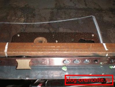 Blocarea barei laterale bara laterală în ușa metalică