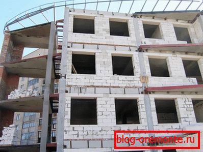 Clădire din blocuri de beton Clădire din blocuri de beton