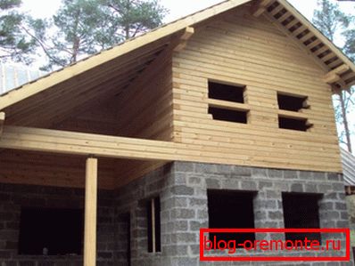 Aici primul etaj este construit din blocuri arbolitovyh. Aici primul etaj este construit din blocuri arbolitovyh.