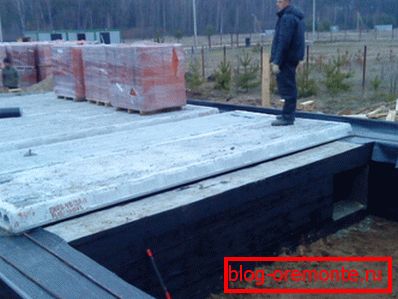 Plăci goale din beton armat, ca parte a fundației viitoarei locuințe Plăci goale din beton armat, ca parte a fundației viitoarei locuințe