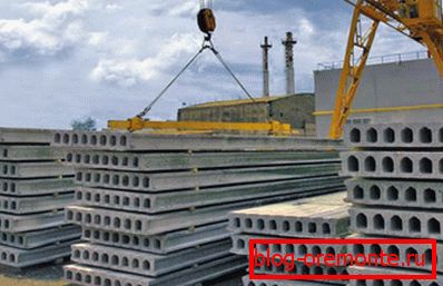 Plăcile prefabricate din beton armat înainte de expedierea în fabrică Plăcile prefabricate din beton armat înainte de expedierea în fabrică