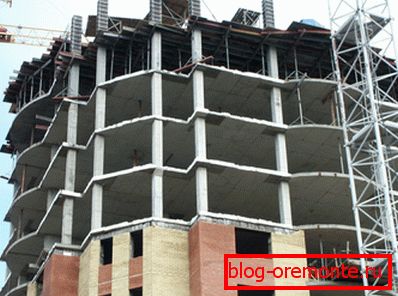 Structura monolitice din beton armat a clădirii de la șantier Structura monolitice din beton armat a clădirii de la șantier